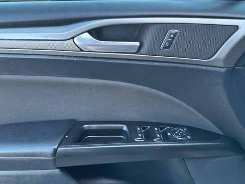 Used 2017 Ford Fusion SE w/ Fusion SE Technology Package FWD image 13