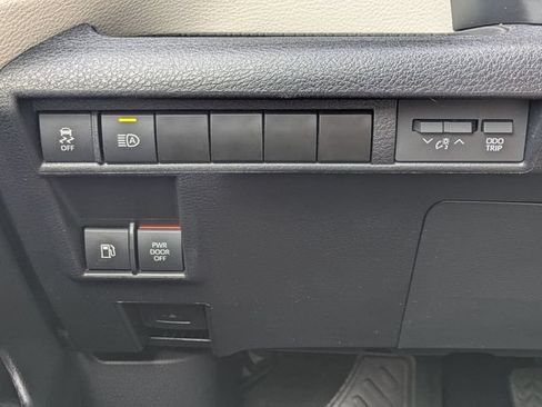 Used 2024 Toyota Sienna XLE FWD image 25