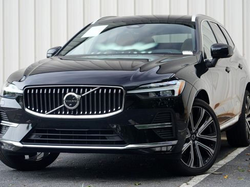 Used 2023 Volvo XC60 B5 Ultimate w/ Climate Package FWD image 3