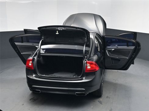 Used 2018 Volvo S60 T5 Inscription image 25