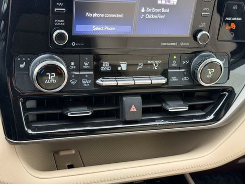 Used 2021 Toyota Highlander XLE FWD image 20
