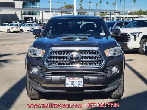 Used 2017 Toyota Tacoma TRD Sport image 8