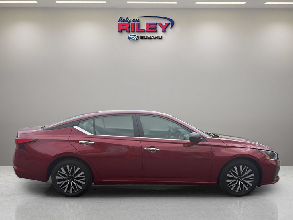 Used 2025 Nissan Altima 2.5 SV FWD image 12