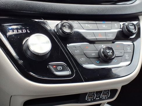 Used 2024 Chrysler Pacifica Touring-L image 20