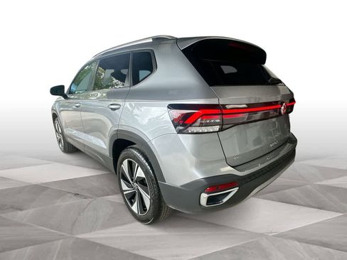 Used 2025 Volkswagen Taos SE AWD/4WD image 6