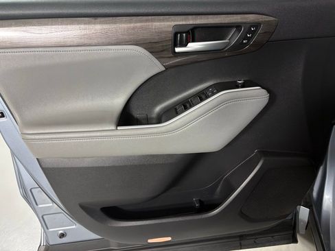 Used 2021 Toyota Highlander Limited image 13