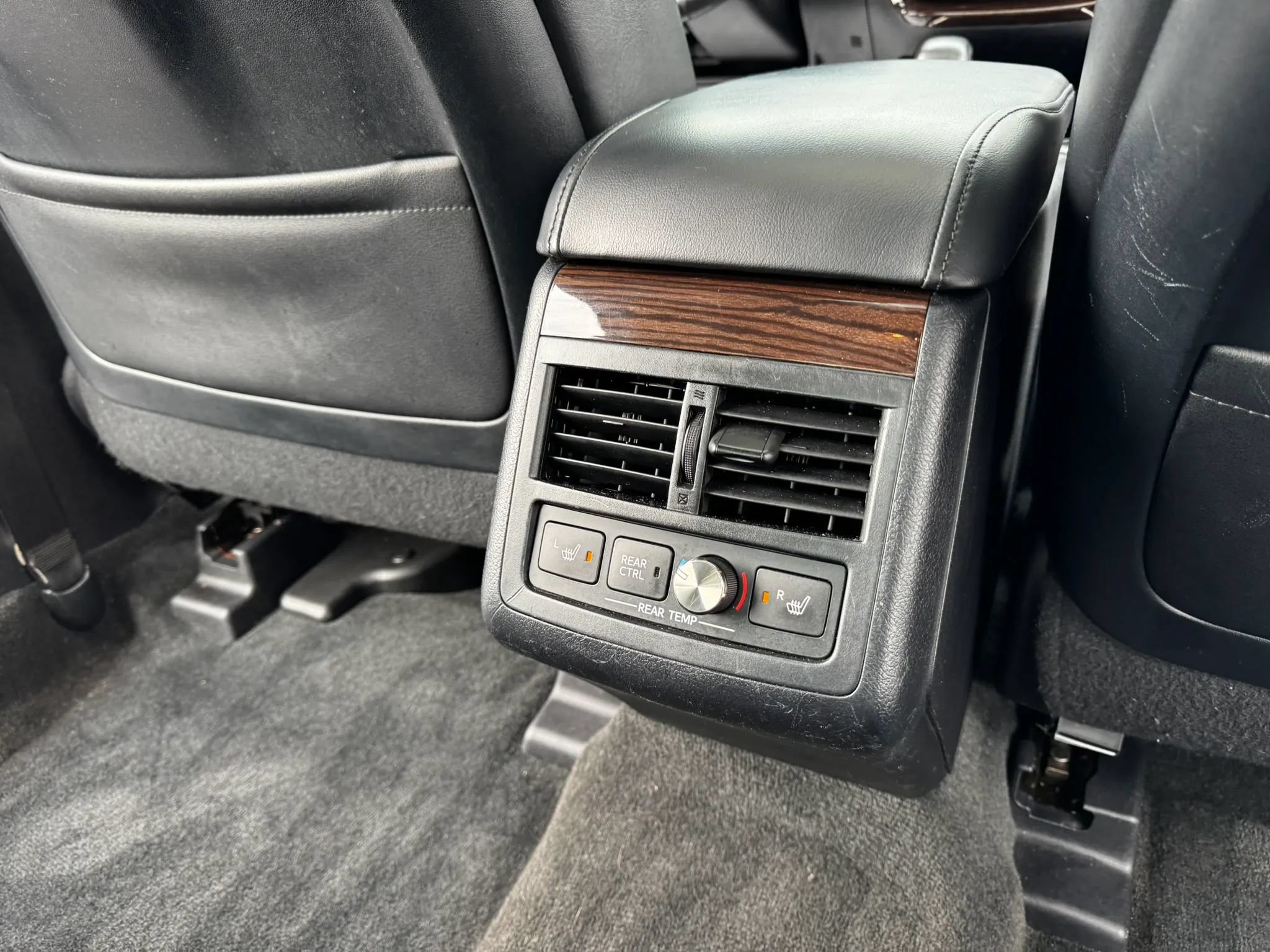 Used 2013 Toyota Avalon Limited w/ Technology Pkg FWD image 17