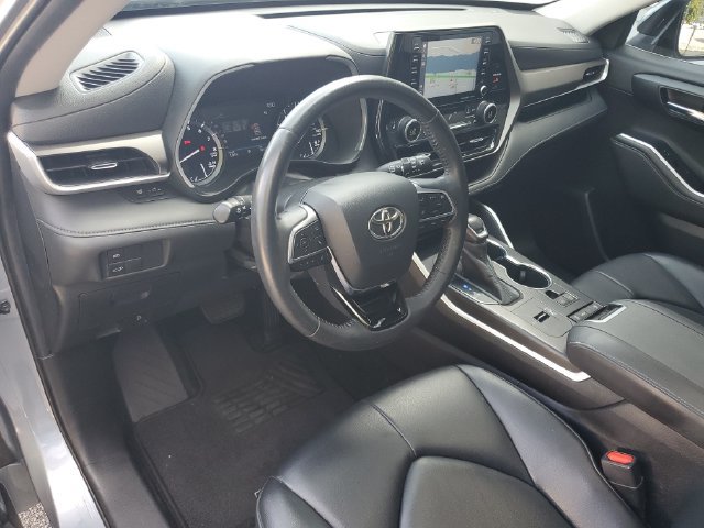 Used 2020 Toyota Highlander XLE FWD image 25