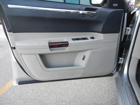 Used 2007 Chrysler 300 C RWD image 25