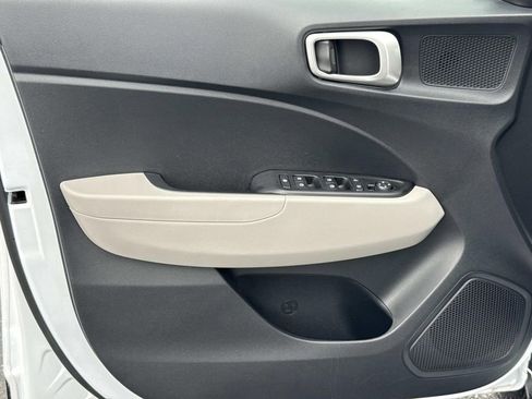 Used 2025 Hyundai Venue SEL FWD image 18