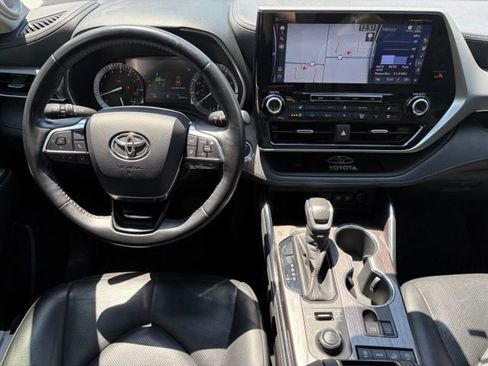 Used 2020 Toyota Highlander Platinum AWD/4WD image 3