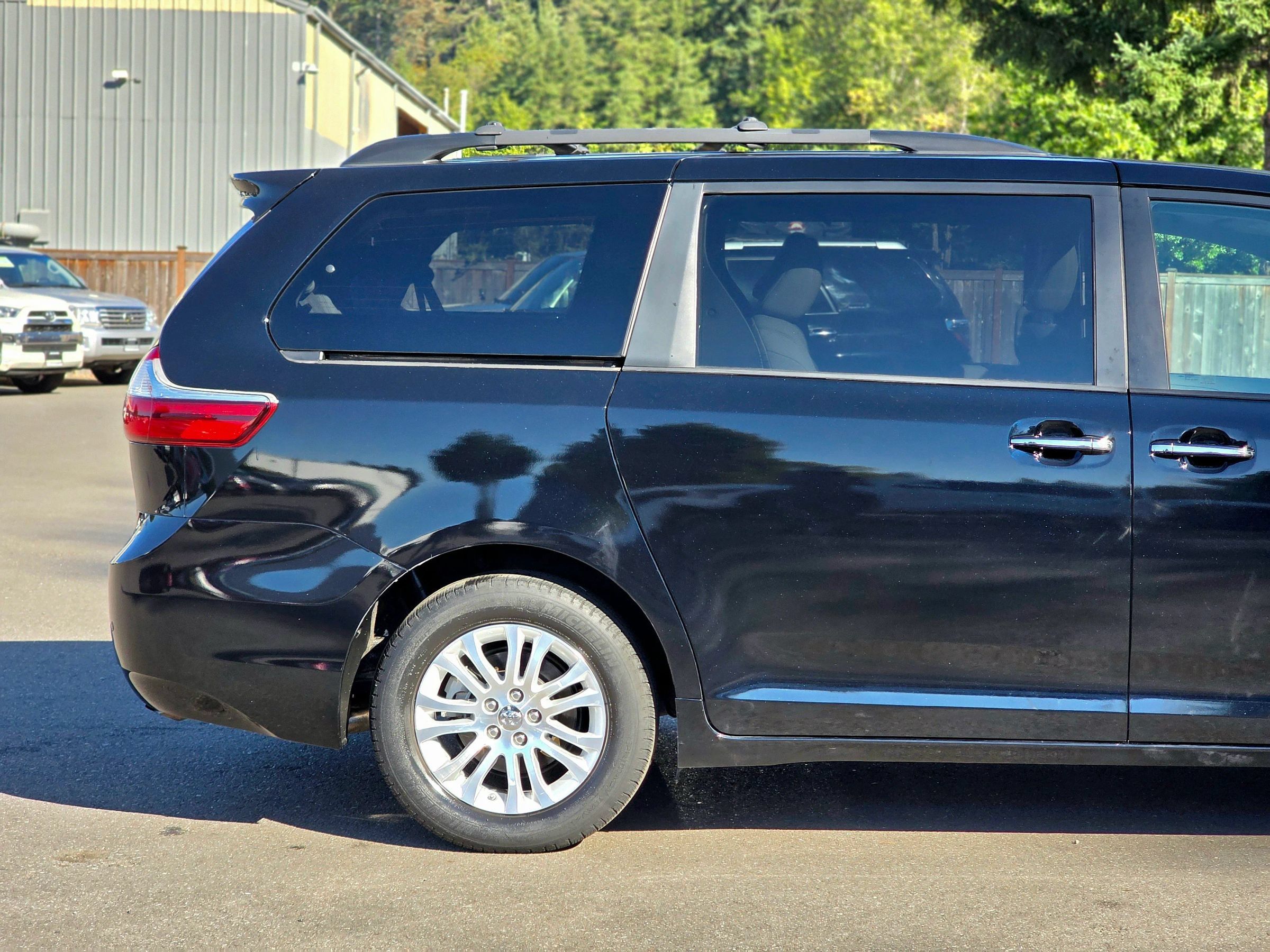 Used 2017 Toyota Sienna XLE w/ XLE Navigation Package FWD image 13