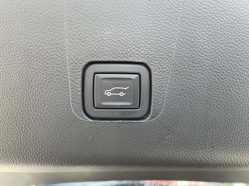 Used 2023 Chevrolet Traverse Premier w/ Redline Edition FWD image 9