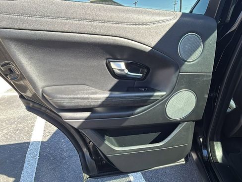 Used 2019 Land Rover Range Rover Evoque SE Premium image 11