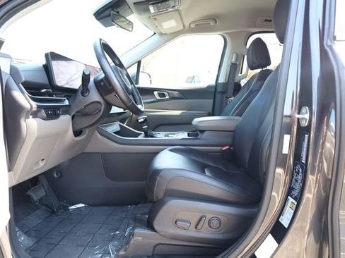 Certified 2025 Kia Carnival LXS image 12