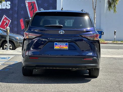 Used 2023 Toyota Sienna XLE FWD image 5