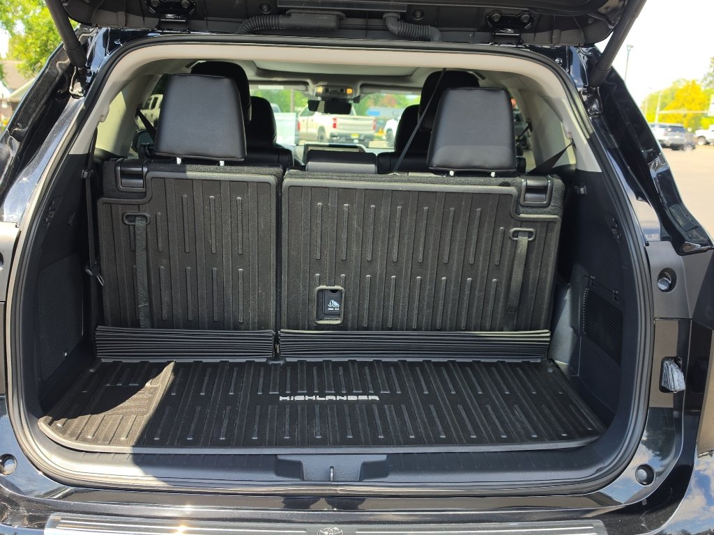 Used 2024 Toyota Highlander Platinum AWD/4WD image 9