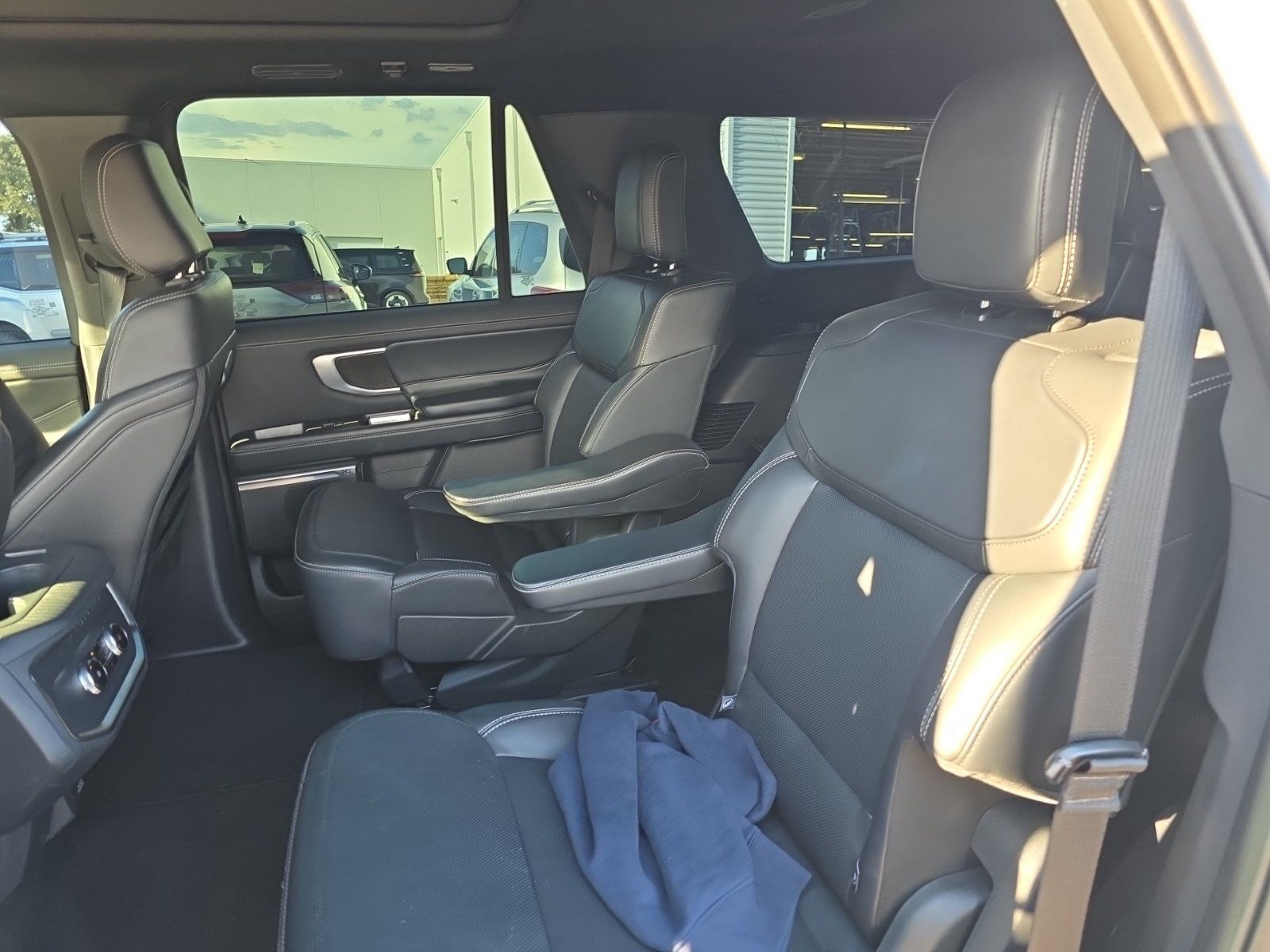 Used 2025 Ford Expedition Platinum w/ Stealth Appearance Package AWD/4WD image 12
