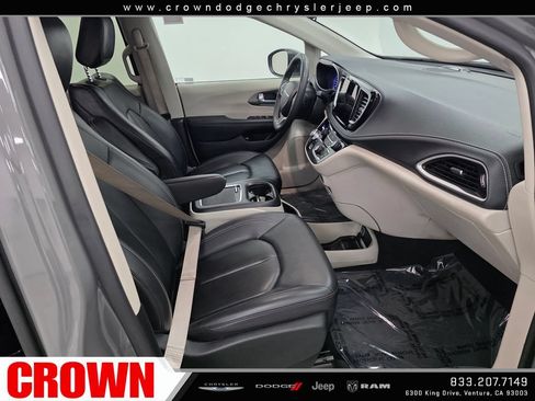 Used 2023 Chrysler Pacifica Touring-L FWD image 13