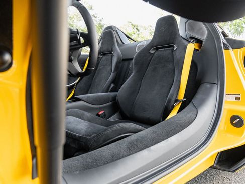 Used 2025 McLaren Artura Spider image 8