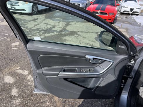 Used 2017 Volvo S60 T5 Inscription image 11