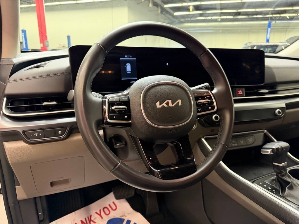 Used 2025 Kia Carnival FWD image 29