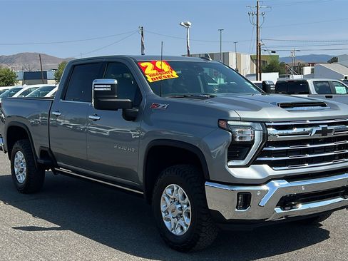 Used 2024 Chevrolet Silverado 2500 LTZ w/ LTZ Convenience Package AWD/4WD image 3
