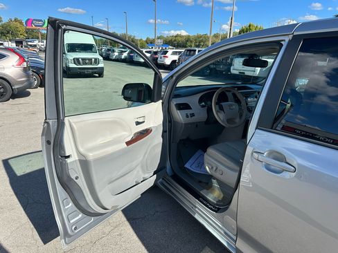 Used 2013 Toyota Sienna XLE image 13