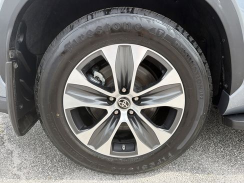 Used 2022 Toyota Highlander XLE FWD image 19