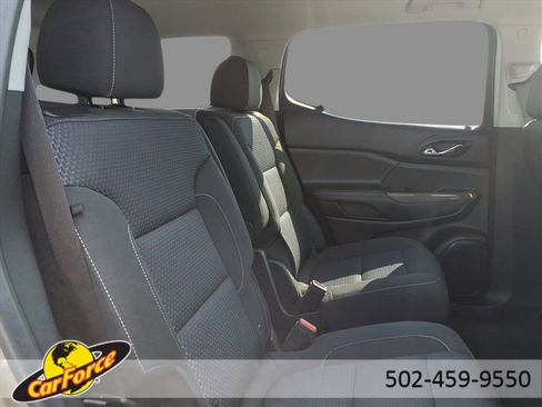Used 2023 GMC Acadia SLE image 11