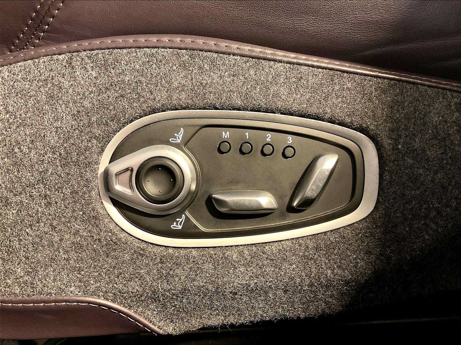Used 2021 Aston Martin DBX AWD/4WD image 39