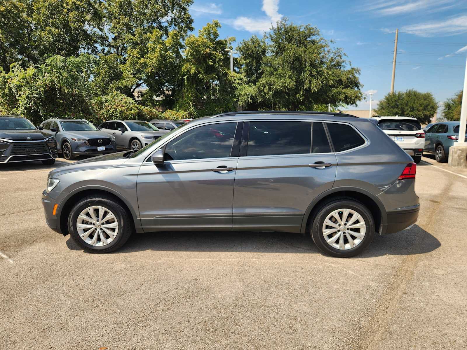 Used 2019 Volkswagen Tiguan SE w/ Panoramic Sunroof Package FWD image 4