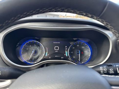 Used 2024 Chrysler Pacifica Touring-L image 21