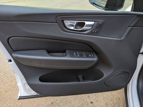 Certified 2025 Volvo XC60 B5 Plus image 9