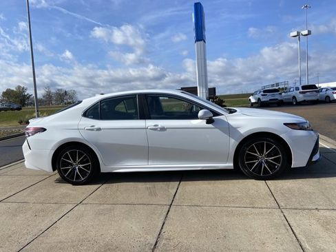 Used 2024 Toyota Camry SE image 12