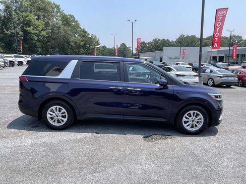Used 2023 Kia Carnival LX FWD image 2