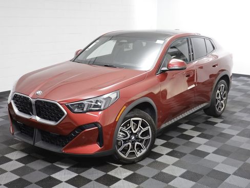 Certified 2025 BMW X2 xDrive28i AWD/4WD image 2