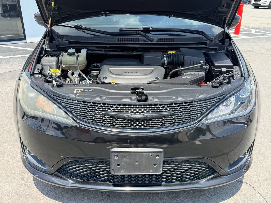 Used 2020 Chrysler Pacifica Touring-L w/ S Appearance Package FWD image 26