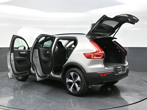 Used 2024 Volvo XC40 B5 Plus image 32