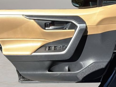 Used 2021 Toyota RAV4 XLE Premium image 17