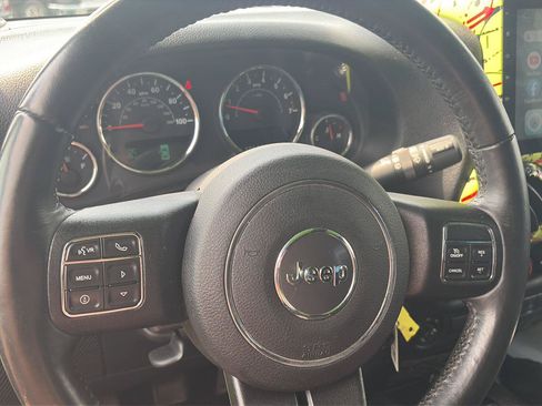 Used 2016 Jeep Wrangler Unlimited Sahara w/ Connectivity Group AWD/4WD image 25