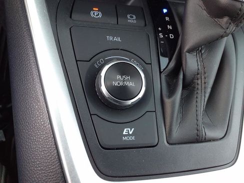 Used 2022 Toyota RAV4 XLE Premium image 20