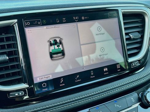 Used 2023 Chrysler Pacifica Touring-L FWD image 14