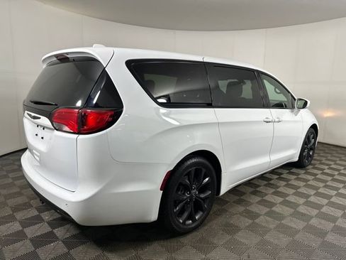Used 2020 Chrysler Pacifica Touring w/ S Appearance Package image 3