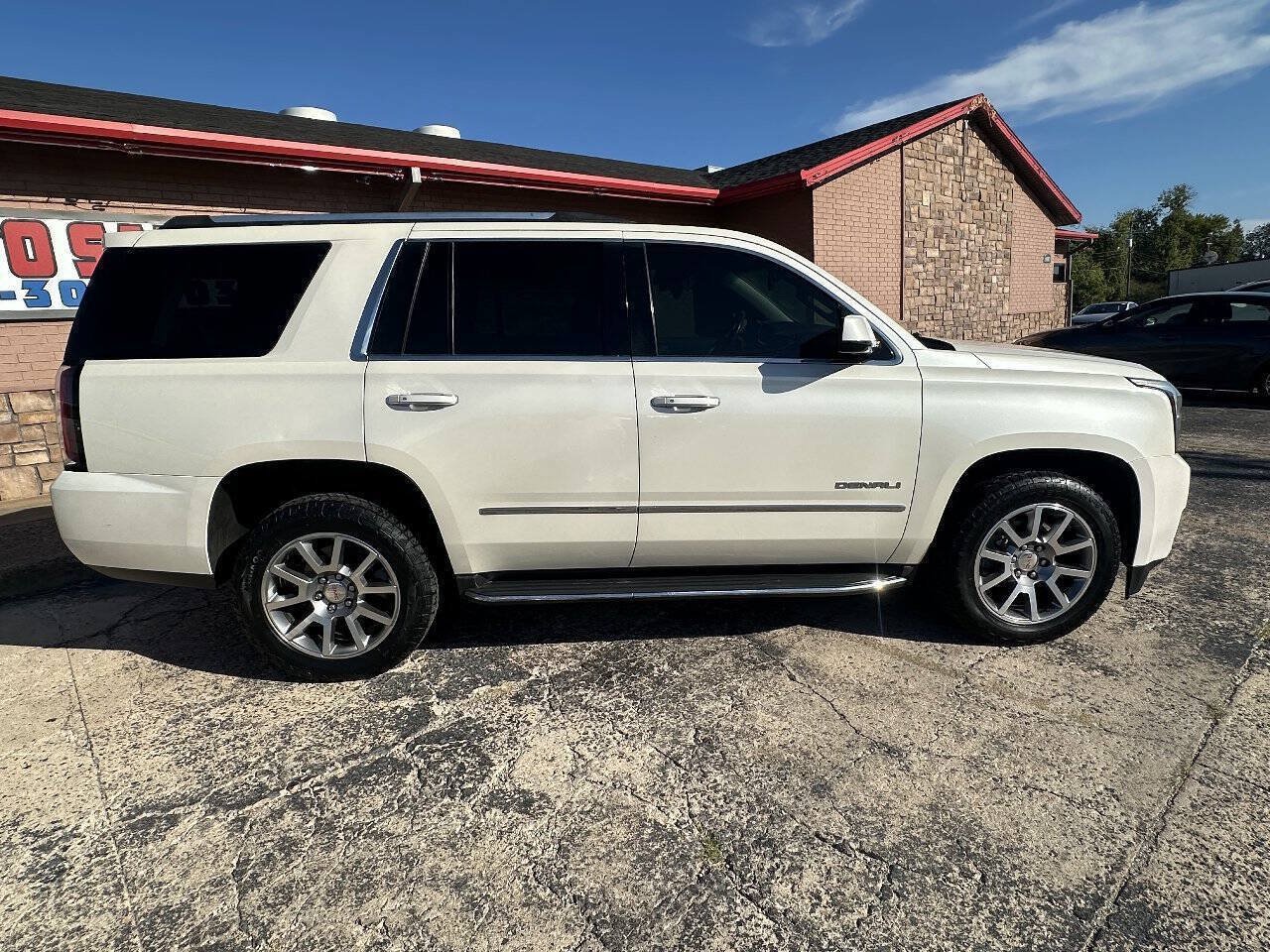 Used 2015 GMC Yukon Denali w/ Open Road Package AWD/4WD image 9