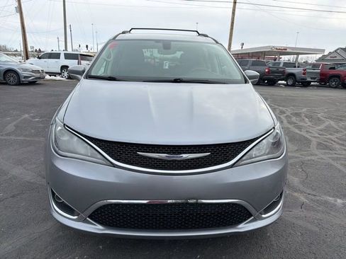 Used 2020 Chrysler Pacifica Touring-L image 2