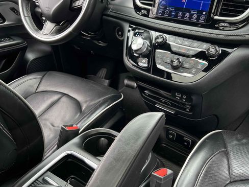 Used 2019 Chrysler Pacifica Limited w/ Advanced Safetytec Group FWD image 27