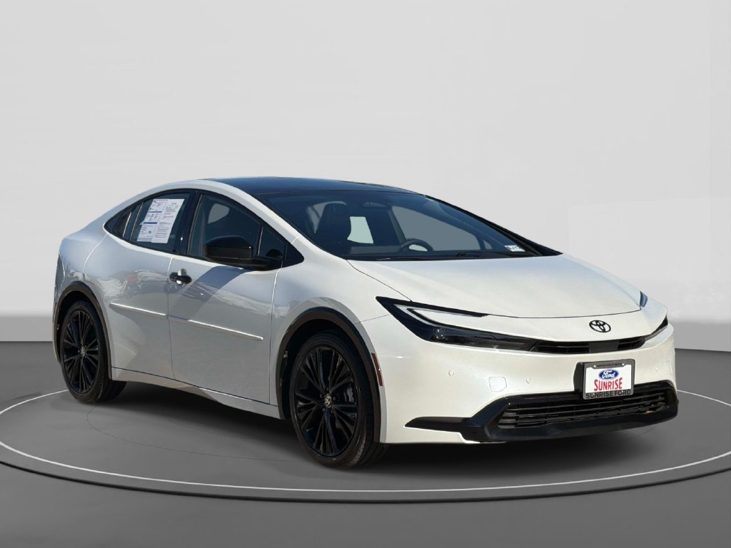 Used 2025 Toyota Prius FWD image 3