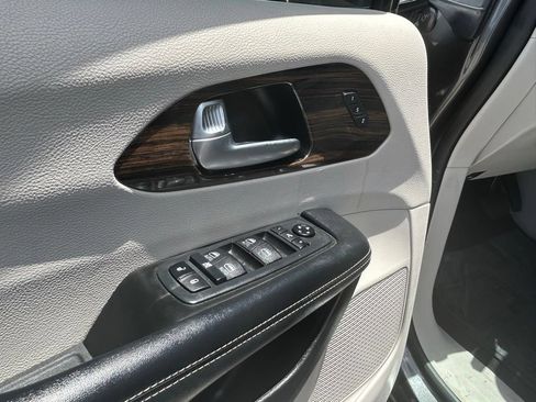Used 2021 Chrysler Pacifica Limited AWD/4WD image 16