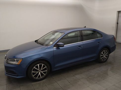 Used 2017 Volkswagen Jetta SE FWD image 2